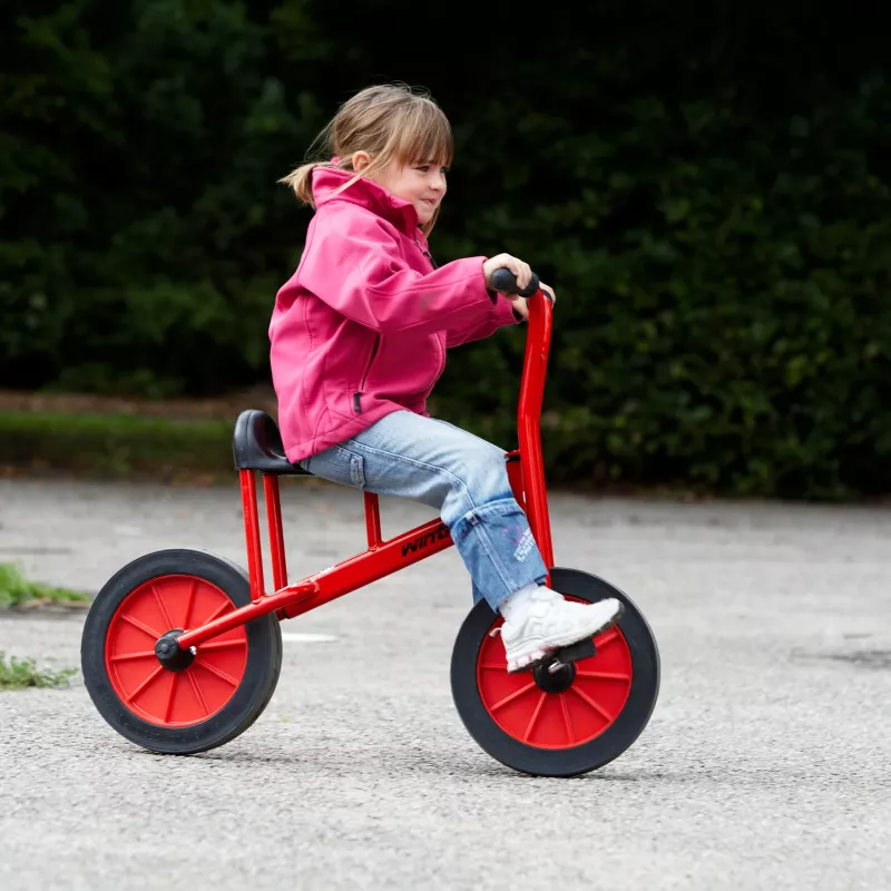 Kinderfahrzeug, Laufrad, rote Räder, Pink Jacke, Jeans