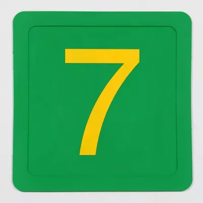Sieben, grüner Teller, gelbe Ziffer sieben