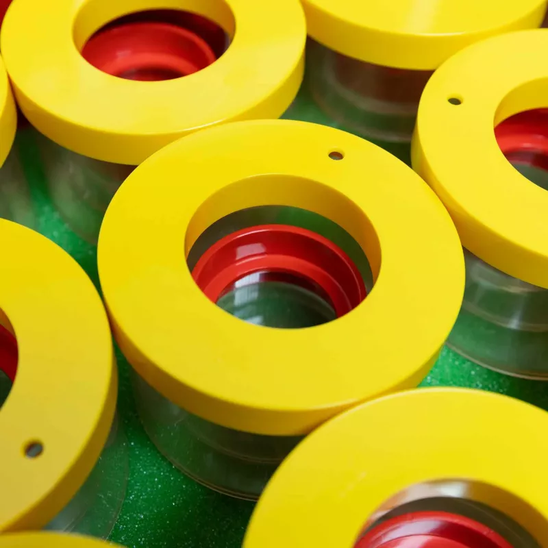 Gummi-Ring, gelbes Ringstück, Kunststoff-Unterlegscheibe, roter Innenring, Maschinenteil