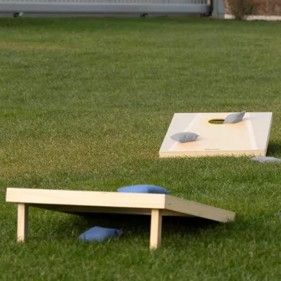 Cornhole-Spiel, Wurfspiel, Holzspiel, Bohnensäckchen, Garten-Spiel