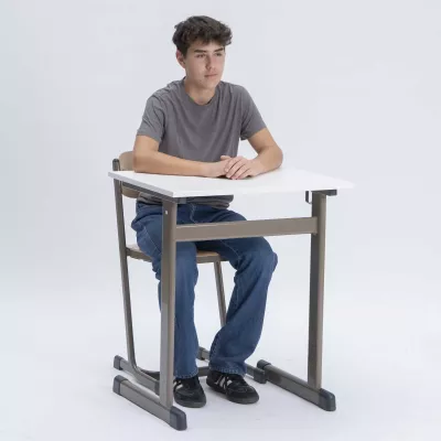schreibtisch, Schulbank, Kleiner Tisch, Studentenstuhl, Hochstuhl?