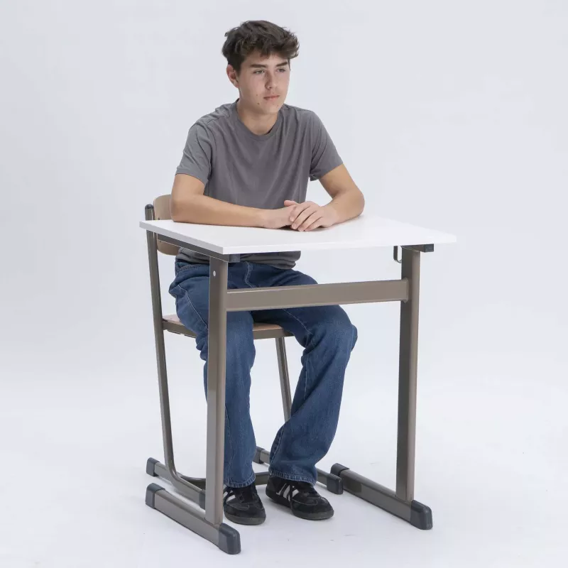 schreibtisch, Schulbank, Kleiner Tisch, Studentenstuhl, Hochstuhl?