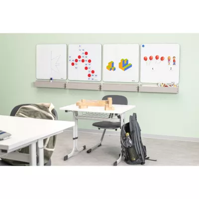 Klassenzimmer, Schreibtische, Whiteboard, Rucksack, Holzblöcke