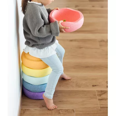 foam pillow, gestapelte kissen, regenbogenfarben, pinkfarbener schüssel?, kinderstuhl