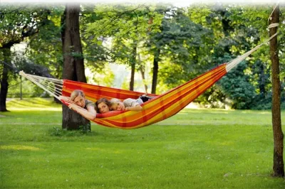 Hängematte, Drei Personen, Garten, Bäume, Sommer