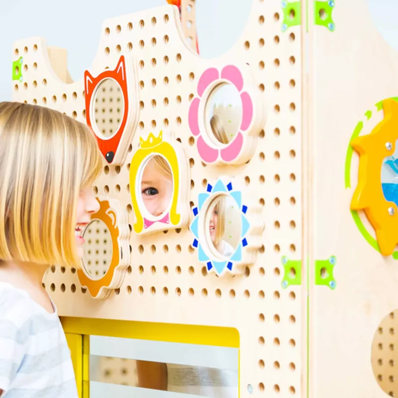 holzperforiertboard, kinderaktivität, interaktives Spielzeug, bunte Zahnräder, kinderspiel