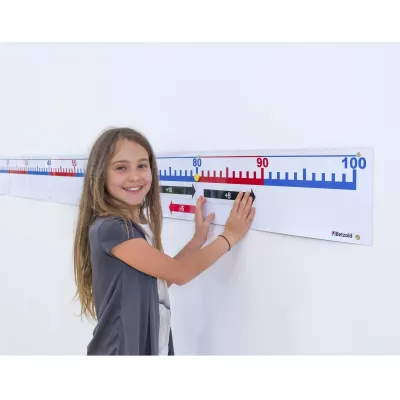 kinder, mädchen, wandmesslineal, messlatte, pädagogisches spielzeug