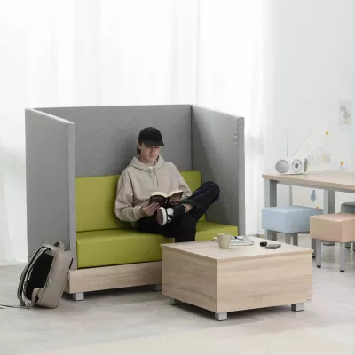 Sofa mit hoher Rückenlehne, Lounge-Sitz, grüne Polsterung, Kaffeetisch, Rucksack