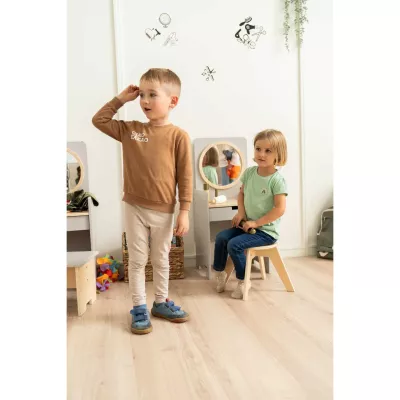 Kinderoutfit, Langarmshirt, Beige, Beige Hose, Sockenloser Schuh