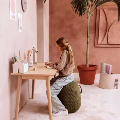Kinderzimmer, Schreibtisch, Pult, Küche?, Stuhl?, Hocker?, Blumen?, Topfpflanze, Büro deko, Material Holz
