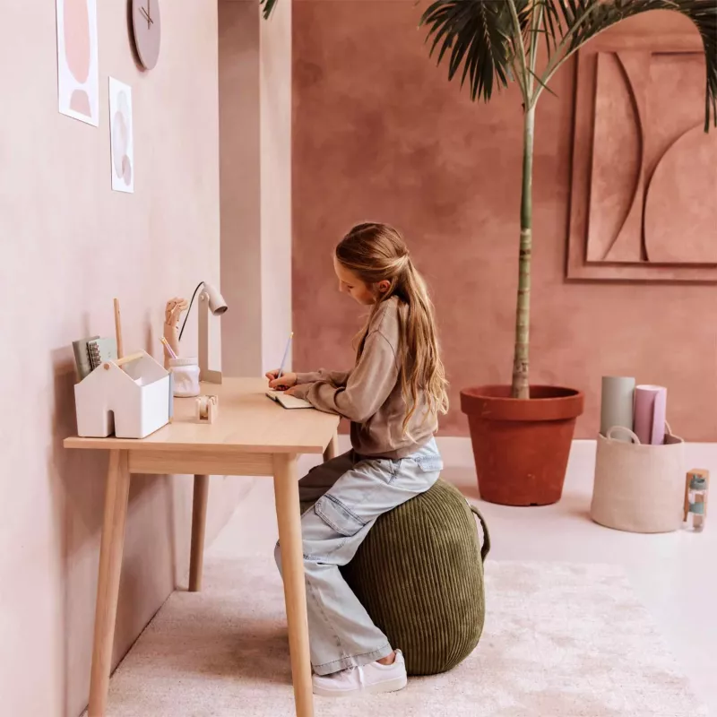 Kinderzimmer, Schreibtisch, Pult, Küche?, Stuhl?, Hocker?, Blumen?, Topfpflanze, Büro deko, Material Holz