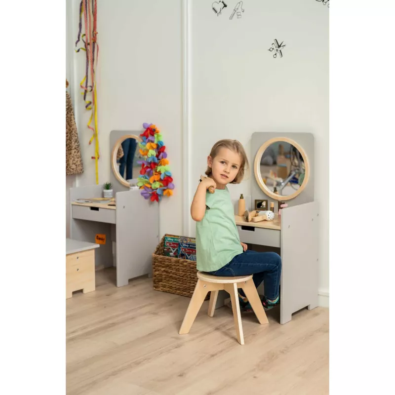Kinderstuhl, Hocker, Spielzimmer, Kleiner Spiegel, Kleiderstange
