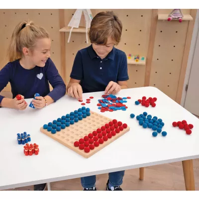 Brettspiel, Mosaikbrett, bunte Spielsteine, rote und blaue Teile, Holzbrett