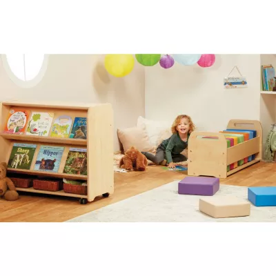 Kinderzimmer, Lesegeräte, Bücherregal, Holzbett, Spielzeug