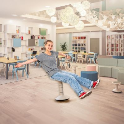 schülerin, hängesessel, bibliotheksumgebung, holzboden, red sneakers