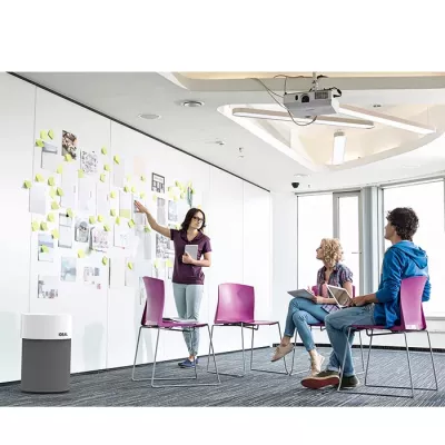 Meetingraum, Whiteboard-Wand, Post-it Notizen, Präsentation, Büromöbel