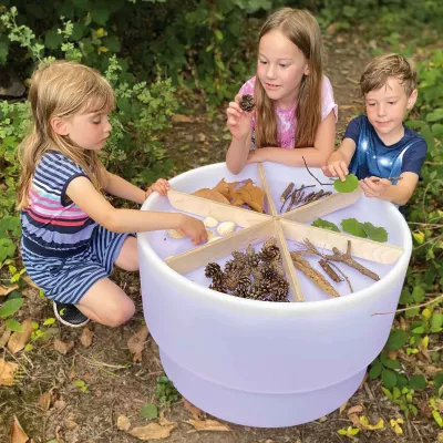 Kinder spielen, Naturmaterialien, Seitentisch mit Spinnennetz-Layout, Blätter, Zapfen