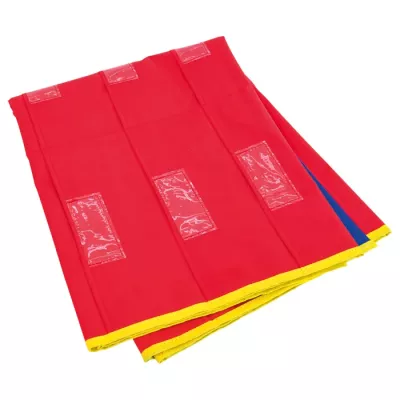 Material: PVC, Farbe: Rot, Gefaltete Matte, Rechteckige Paneele, Gelber Rand