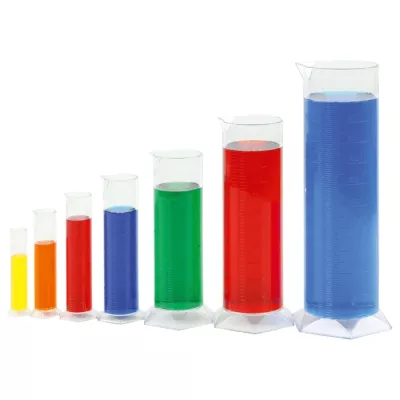 graduierte Zylinder, Messzylinder, bunte Flüssigkeiten, transparente Plastik, verschiedene Größen