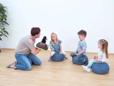 polka dot shirt, Kinder sitzen, Pölsterchen, spielerische Aktivität, Familie Innenraum