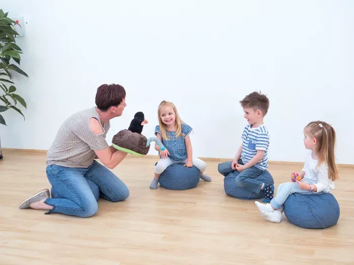 polka dot shirt, Kinder sitzen, Pölsterchen, spielerische Aktivität, Familie Innenraum