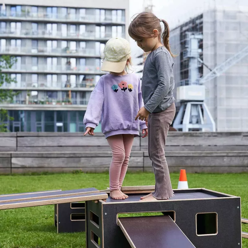 Kinderspiel, Konstruktionsspiel, Lila Sweatshirt, Kinderkleidung, Pferdeaufdruck?