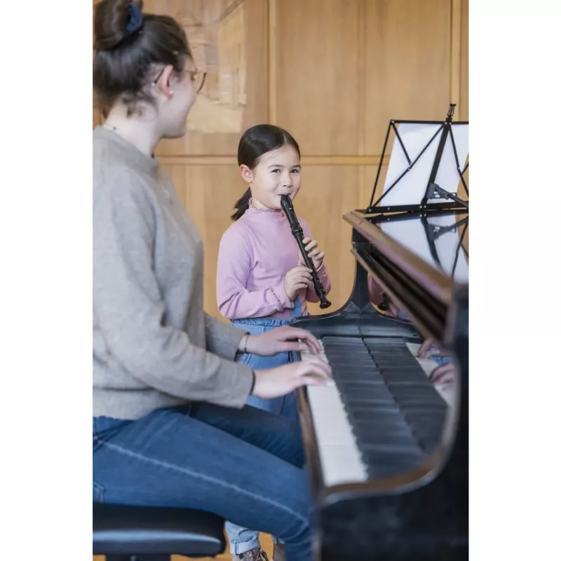 Kinderinstrument, Klavier, Schülerin mit Klarinette, Musikunterricht, Piano zusammen mit Lehrerin