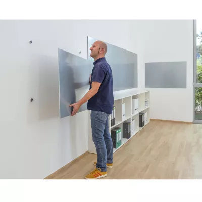 Fernseher Bildschirm, Wandmontage, Büroeinrichtung, Mann mit Monitor, grüne Regalfläche