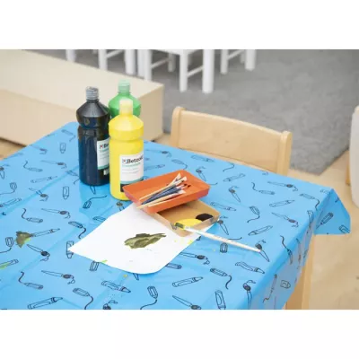 Tischdecke, Malsession, Pinsel, Farbflaschen, Papier mit Blatt