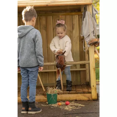 Kind, Spielhaus, Pferd-Spielzeug, Stroh, Stiefel