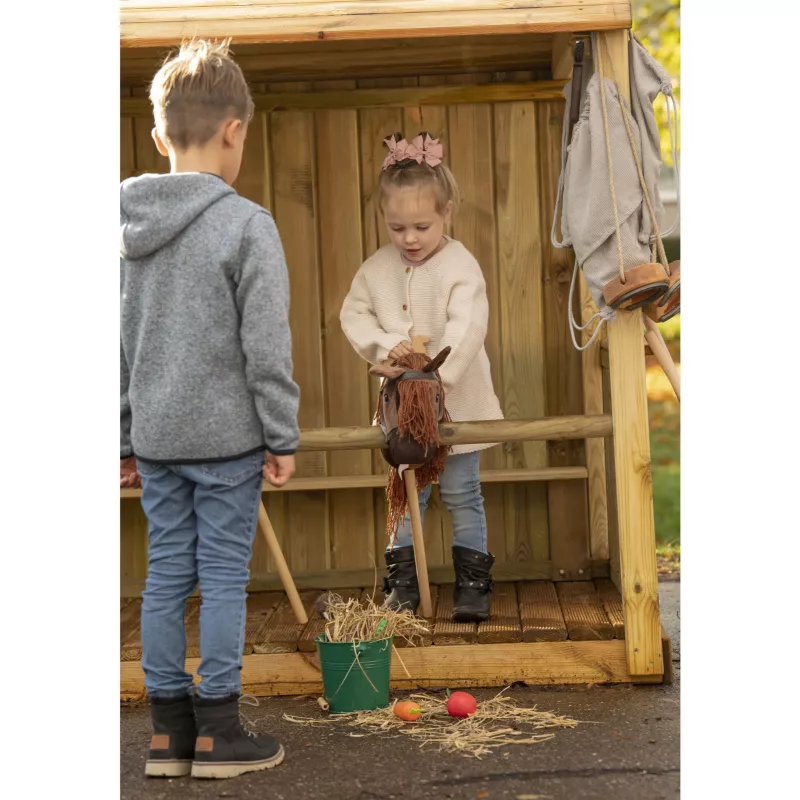 Kind, Spielhaus, Pferd-Spielzeug, Stroh, Stiefel