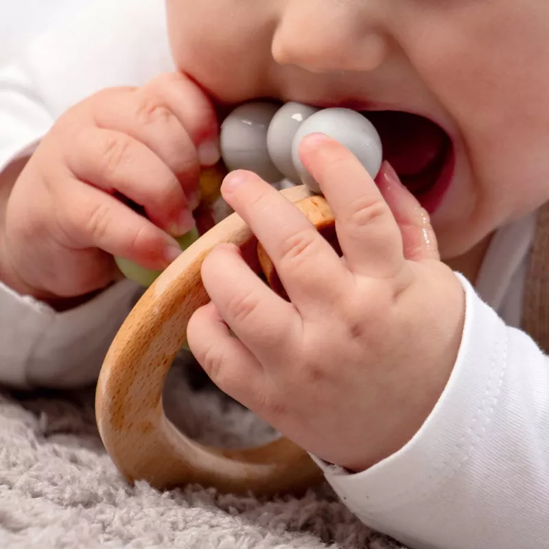 Baby, Beißring, Holzring, Beißspielzeug, Grau