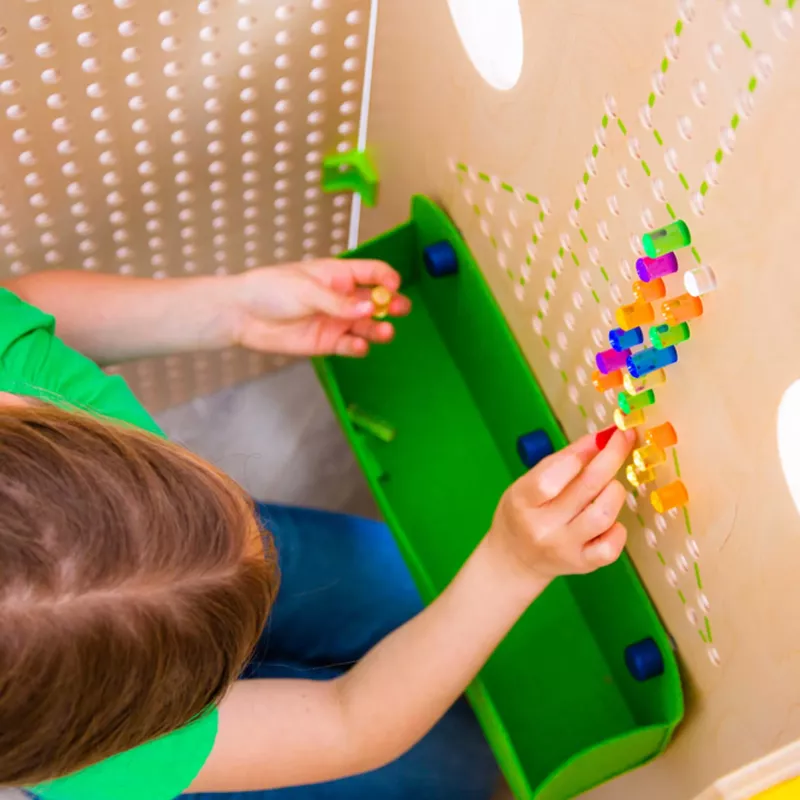 Kugelbahn, Klembrett, Magnetbausteine, Holzbrett, Kinderaktivität