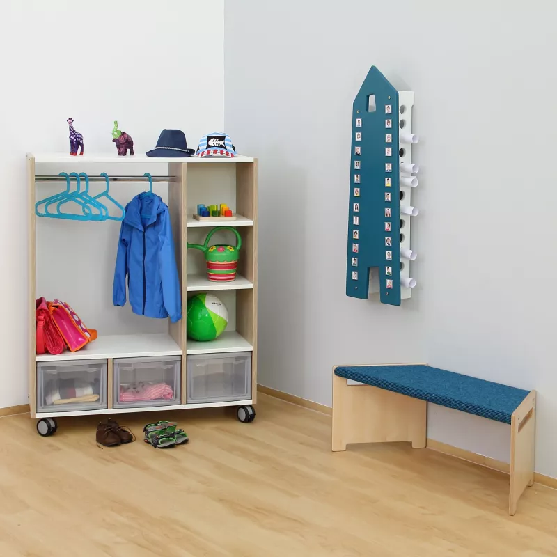 Kinderzimmer, Kleiderschrank, Hakenregal, Spielzeugkorb, Sitzbank
