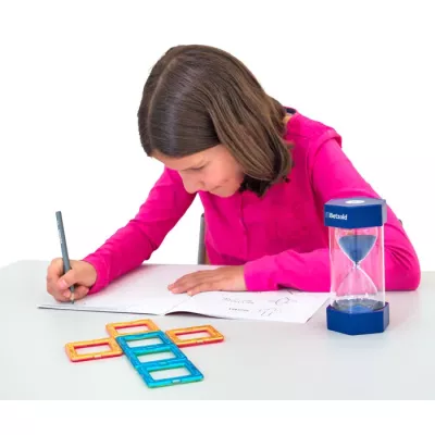 kind, Mädchen, rosa Hemd, Schreibtisch, Sanduhr, Stundenglas, Geometrie-Fliesen, Puzzle-Teile, Zeichnung, Bildung