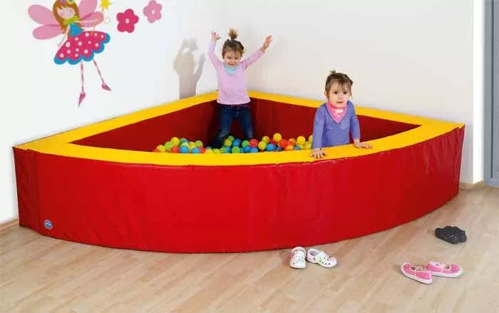 Bällebad, Kinderballenbad, Roter Rand, Geöffneter Spielbereich, Plastikballen