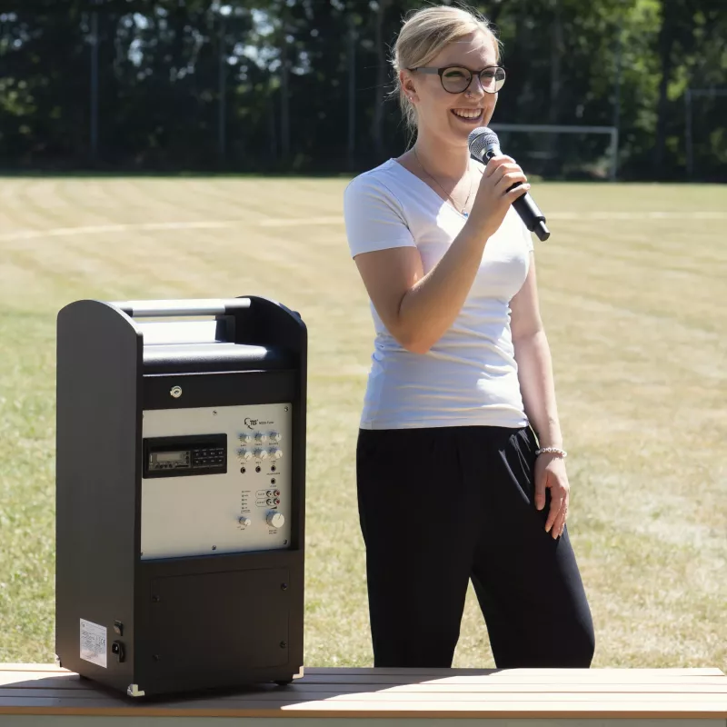 Sängerin, Mikrofon, Sprecherdarbietung, Outdoor-Veranstaltung, PA-Anlage
