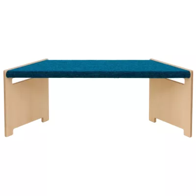 Bank, Futon, blauer Bezug, Holzbeine, minimalistisch