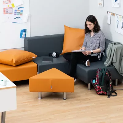 sofa, couch, orange cushions, runde ottomane, studienbereich