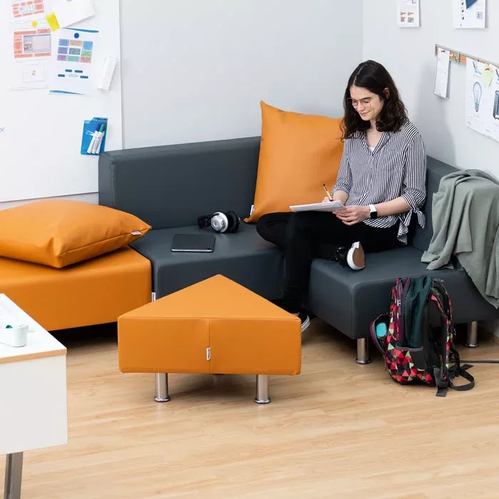 sofa, couch, orange cushions, runde ottomane, studienbereich