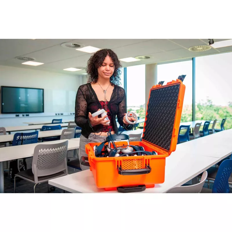 orange Werkzeugkoffer, Schutzhülle, Ausrüstungskoffer, Werkzeuge, Klassenzimmer