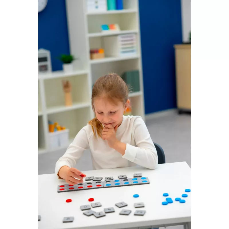 Kind, Brettspiel, pädagogisch, Mathematik, Teilchen