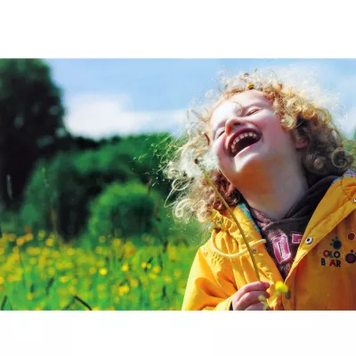 kind, Lachendes Kind,  gelbe Jacke,  Löwenzahn,  Outdoor Feld
