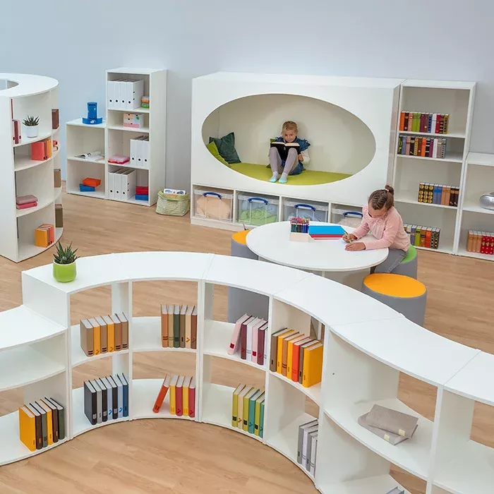 Kinderbibliothek, Leuchtenfreier, Bücherregal, Lesesessel, Klassenzimmermöbel
