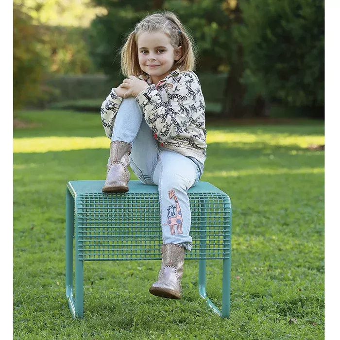 Kinderoutfit, Sweatshirt, Jeans, Stiefel, Gartenstuhl