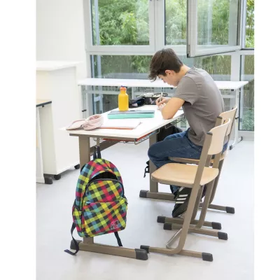 Schulbank, Schreibtischstuhl, Rucksack, Schulschule, Tischsetup
