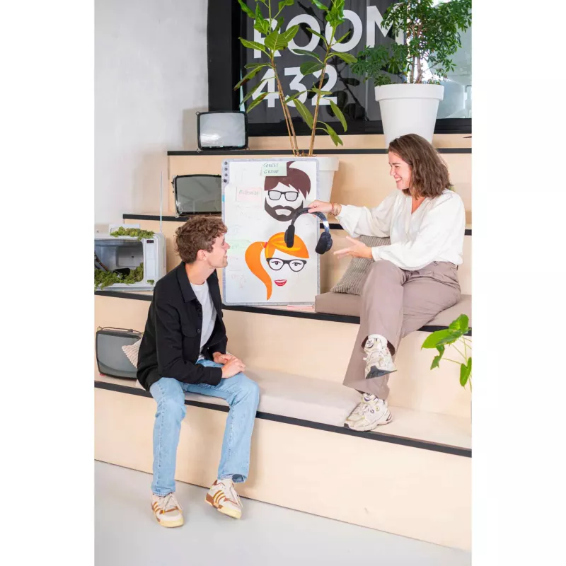 second-hand, retro TV, plants, kopfhörer, personen