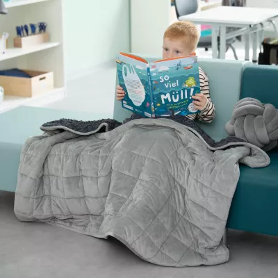 Kinderbuch, Lesen, Bettdecke, Sessel, Spielzimmer