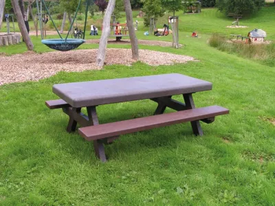 Picnic-Tisch, Holztisch, Brauner Tisch, Außenmöbel, Parkumgebung