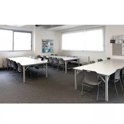 Klassenzimmer, Tische, Stühle, Schulraum, Beleuchtung